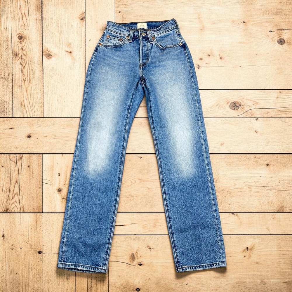 Levis 501 Curve Jeans Womens 24 Blue Medium Wash Button Fly Denim Straight Leg